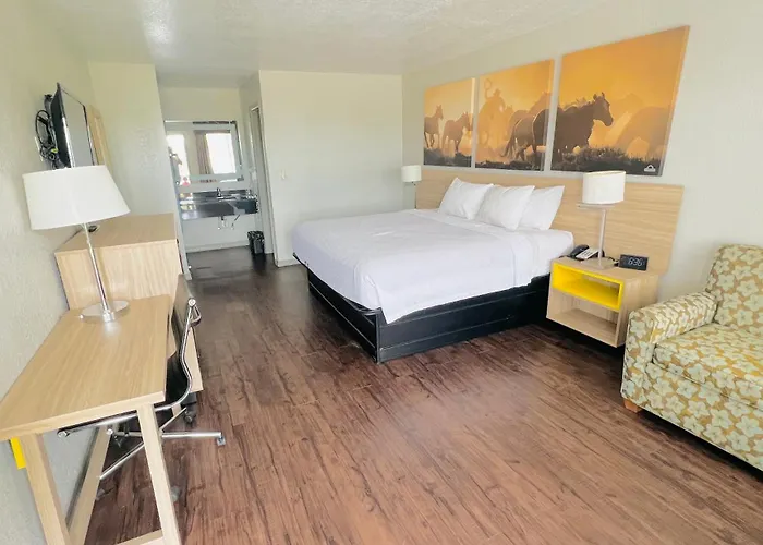 Days Inn & Suites By Wyndham - Canton First Monday Trade Days