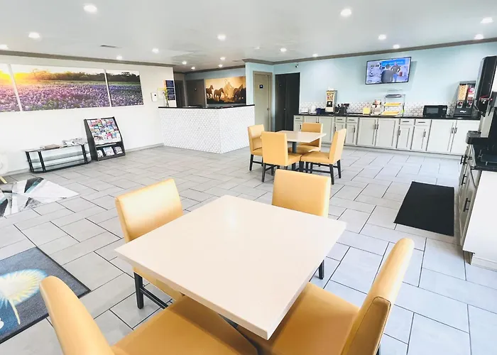 Days Inn & Suites By Wyndham - Canton First Monday Trade Days
