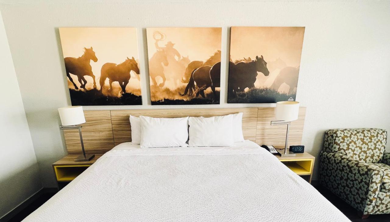 Hotel Days & By Wyndham - First Monday Trade Days