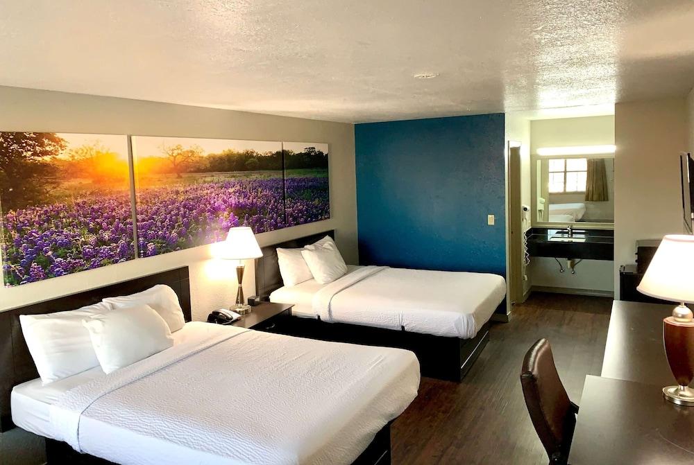Hotel Days & By Wyndham - First Monday Trade Days