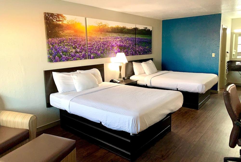 Hotel Days & By Wyndham - First Monday Trade Days