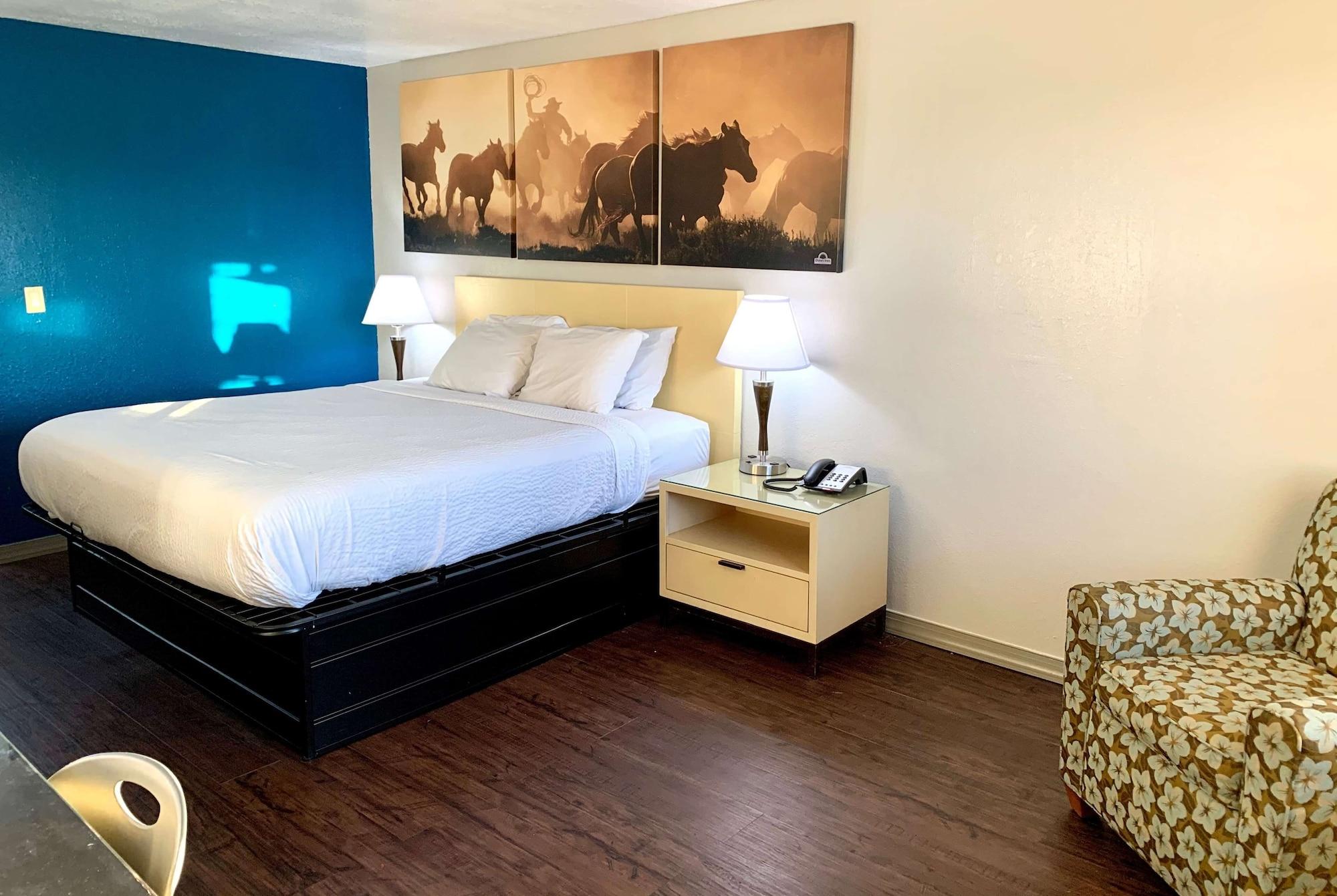 Days & By Wyndham - First Monday Trade Days Hotel