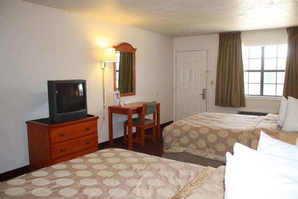 Hotel Days & By Wyndham - First Monday Trade Days 2*